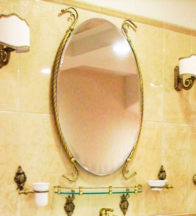 Зеркало овальное в ванную комнату